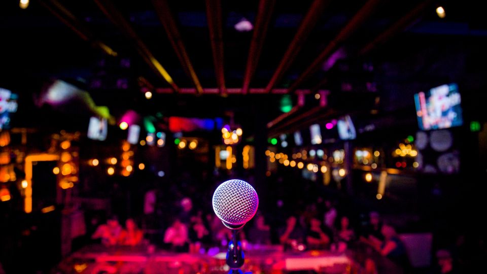 Top 10 stand-up komikus, akiket követned kell