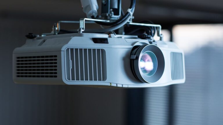 LED, LCD vagy lézerprojektor – mit érdemes választanod 2025-ben